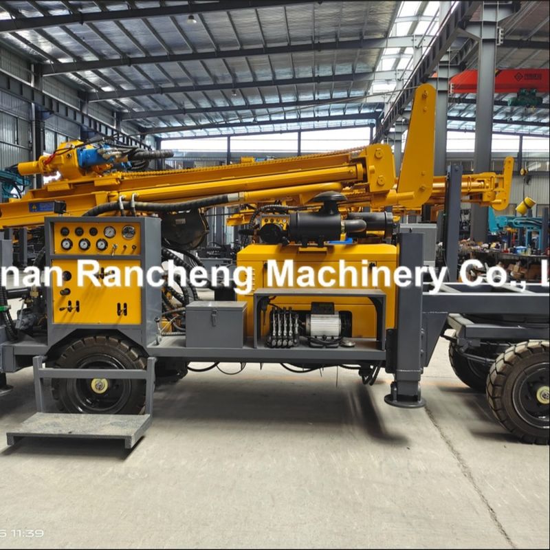 220m 65KW क्वानचाई इंजन पहिया घुड़सवार जल कुएं ड्रिलिंग रिग 13T उठाने बल के साथ