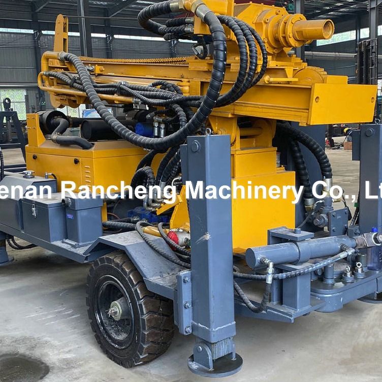 220m 65KW क्वानचाई इंजन पहिया घुड़सवार जल कुएं ड्रिलिंग रिग 13T उठाने बल के साथ