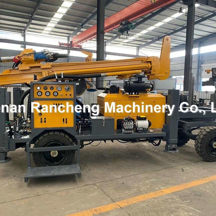 220m 65KW क्वानचाई इंजन पहिया घुड़सवार जल कुएं ड्रिलिंग रिग 13T उठाने बल के साथ