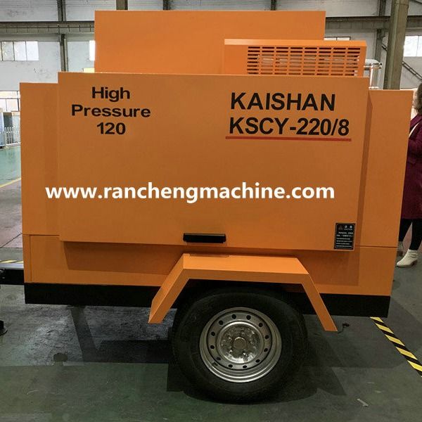 1400 किलोग्राम पोर्टेबल डीजल स्क्रू एयर कंप्रेसर 55KW 8Bar कार्य दबाव के लिए