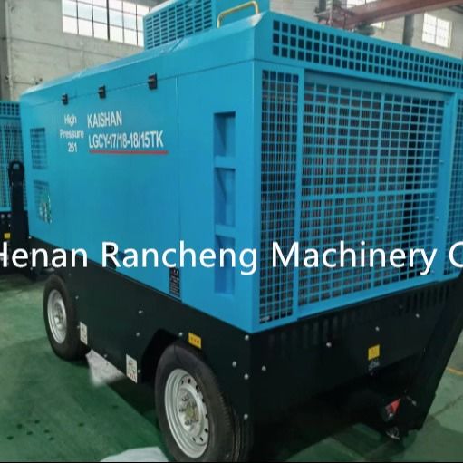 चार पहिया ट्रेलर प्रकार LGCY17-18-18/15TK एयर कंप्रेसर कार्य दबाव 18bar 210HP 150-200 मीटर ड्रिलिंग के लिए कमिंस इंजन