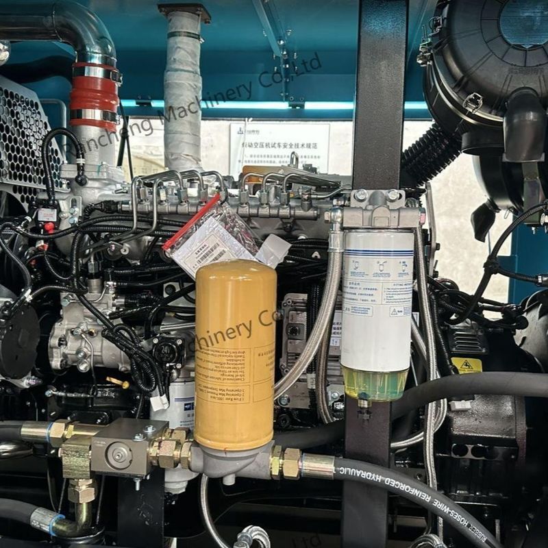 चार पहिया ट्रेलर प्रकार LGCY17-18-18/15TK एयर कंप्रेसर कार्य दबाव 18bar 210HP 150-200 मीटर ड्रिलिंग के लिए कमिंस इंजन