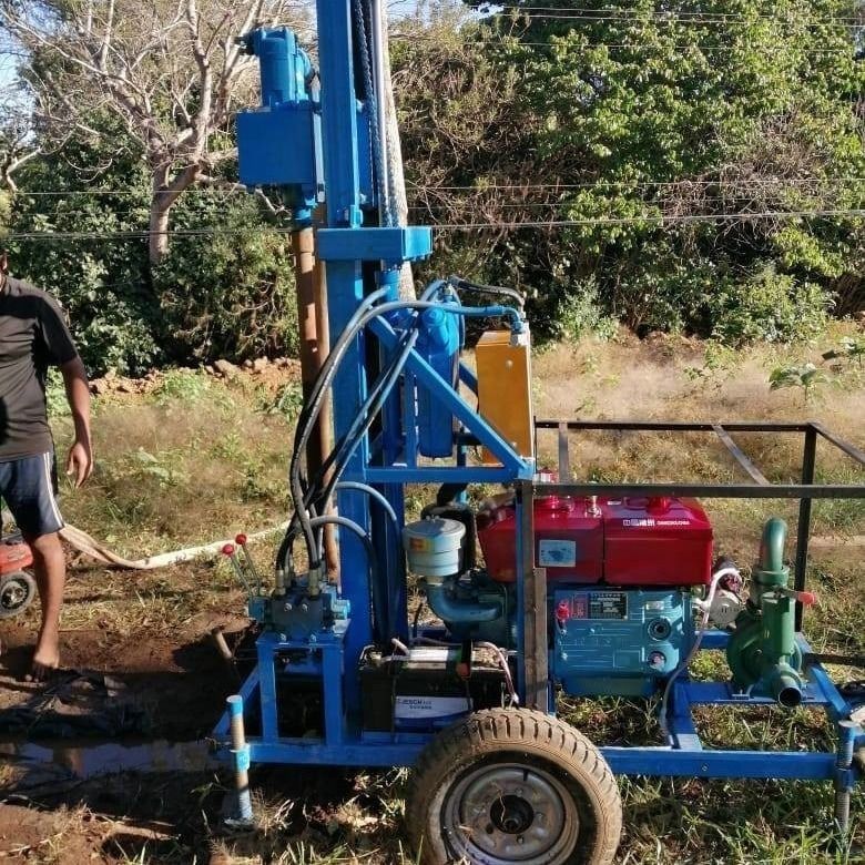 150 मीटर गहराई पोर्टेबल कुएं ड्रिलिंग रिग 22 एचपी / 16.2Kw डीजल मोटर शक्ति प्रहार और घूर्णन प्रकार