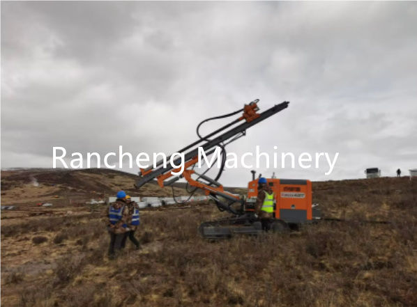खुली खदान खनन के लिए हाइड्रोलिक सरफेस डाउन-द-होल (डीटीएच) ड्रिलिंग रिग