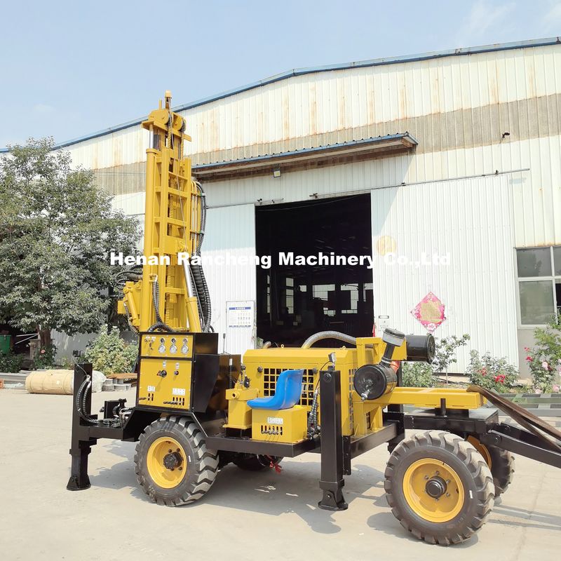 ट्रेलर प्रकार का पानी का कुआँ ड्रिलिंग रिग 200 मीटर ड्रिलिंग गहराई, संचालित करने में आसान, दोनों मड पंप और एयर कंप्रेसर